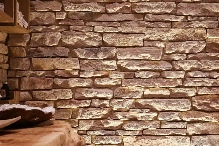 Mağaza rafı ardında açık kahve tonlu yığma kültür taşı duvar